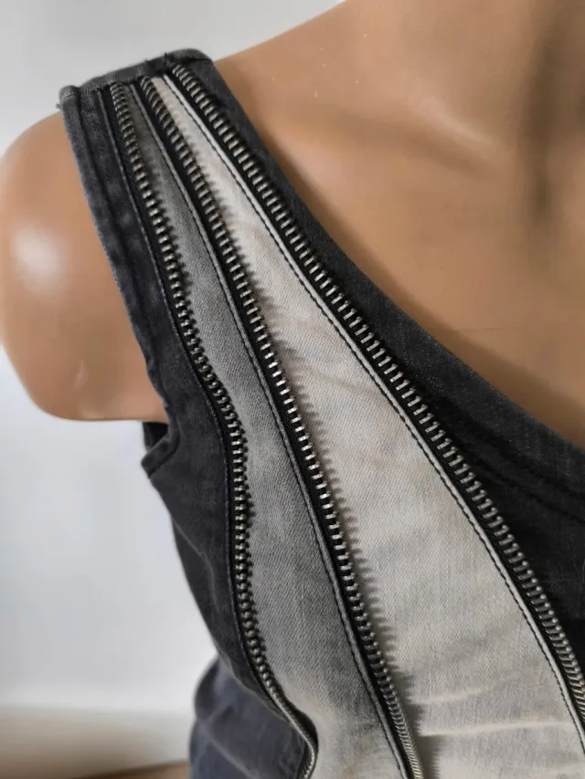 Vestido vaquero con cremalleras