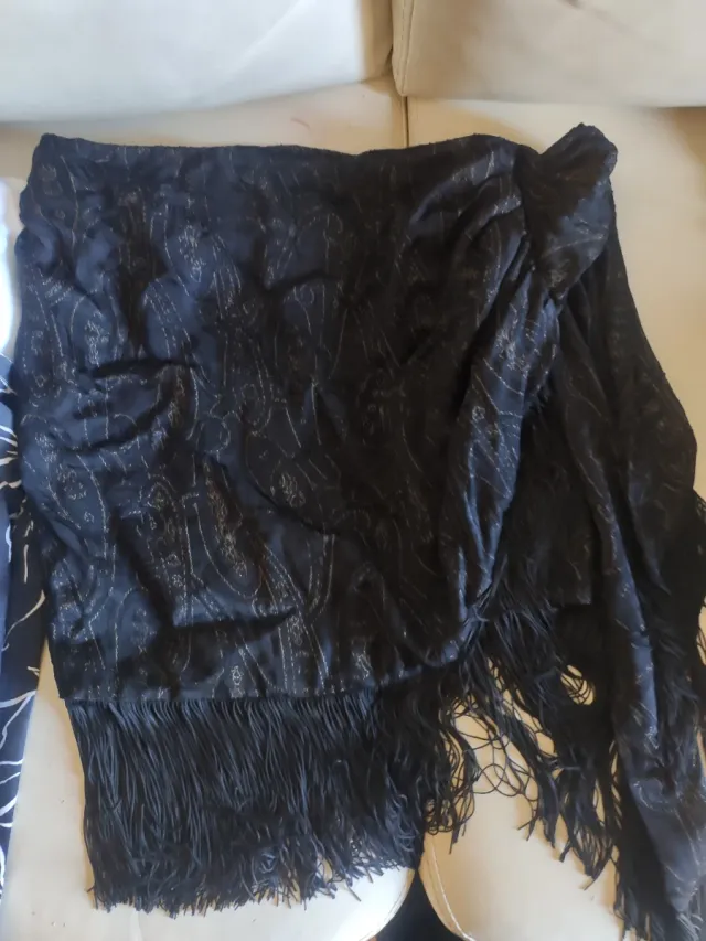 Falda tipo pareo con flecos negra