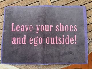 Tappeto d'ingresso "Lascia le tue scarpe e il tuo ego fuori!" nuovo