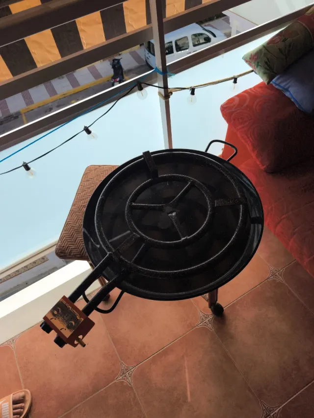 Paellero homologado em metal e plástico e paella