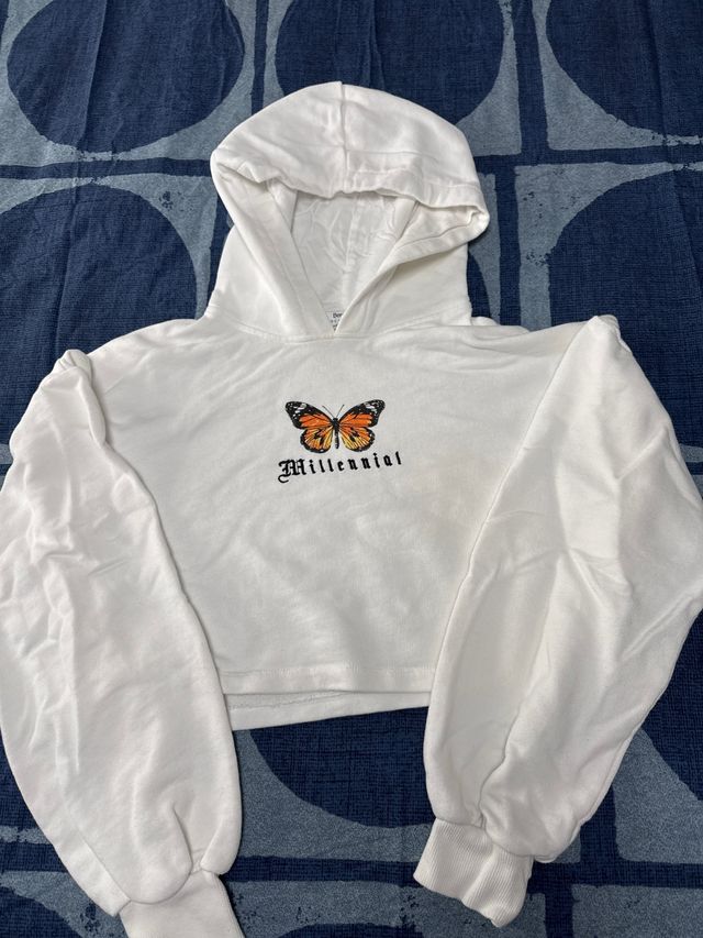 Sudadera blanca con mariposa