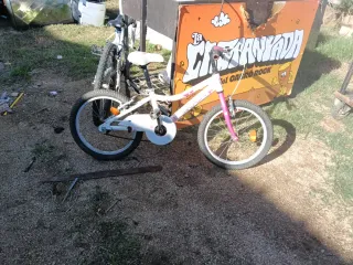 Bicicleta infantil blanca y rosa