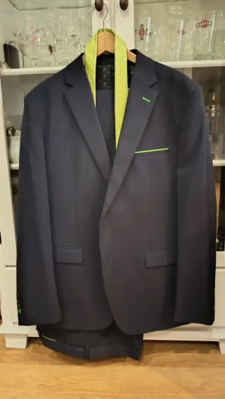 Traje azul marino con corbata