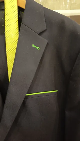 Traje azul marino con corbata