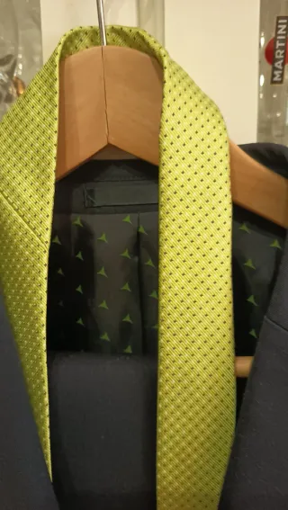 Traje azul marino con corbata