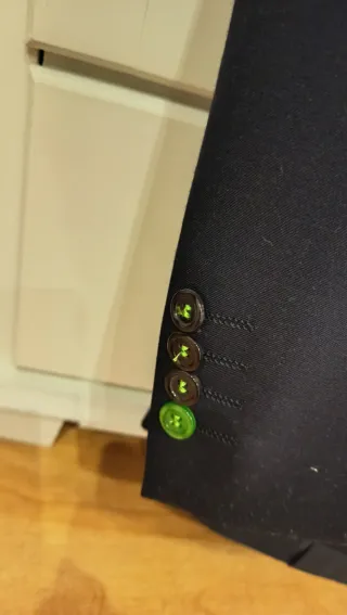 Traje azul marino con corbata