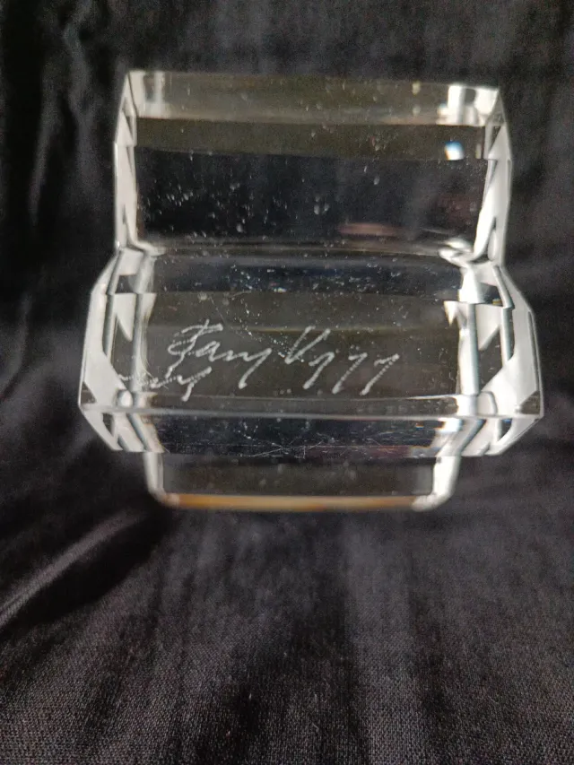 Pisapapeles vintage firmado