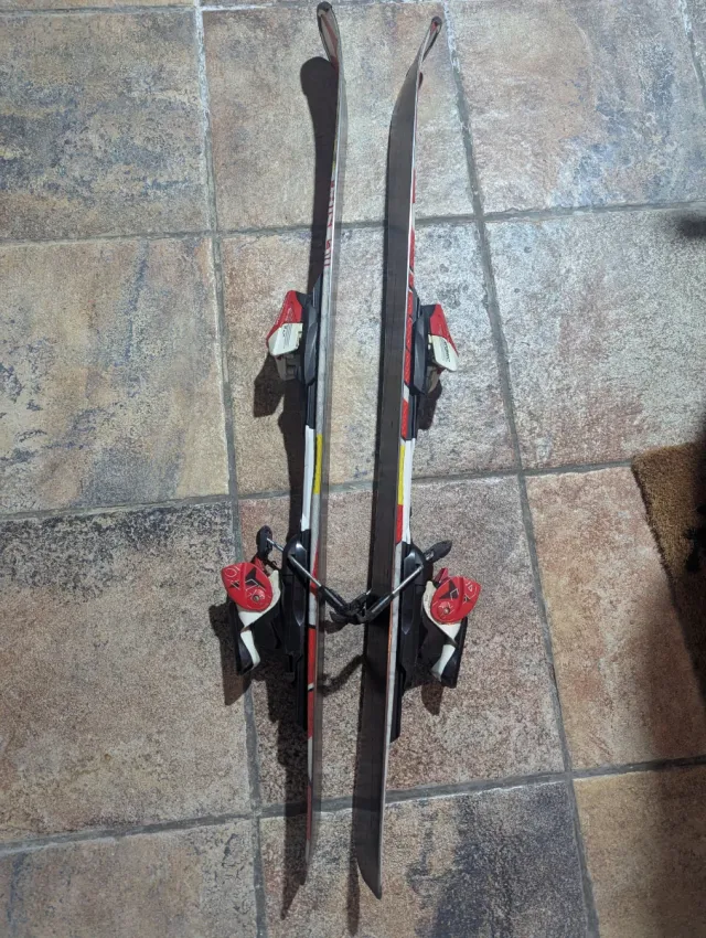 Esquís Salomon 100cm con fijaciones Atomic