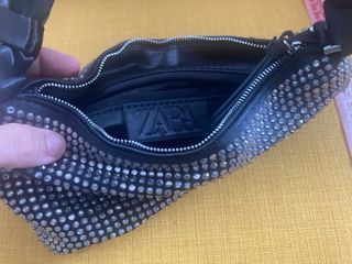 Bolso Zara pedrería negro y plateado