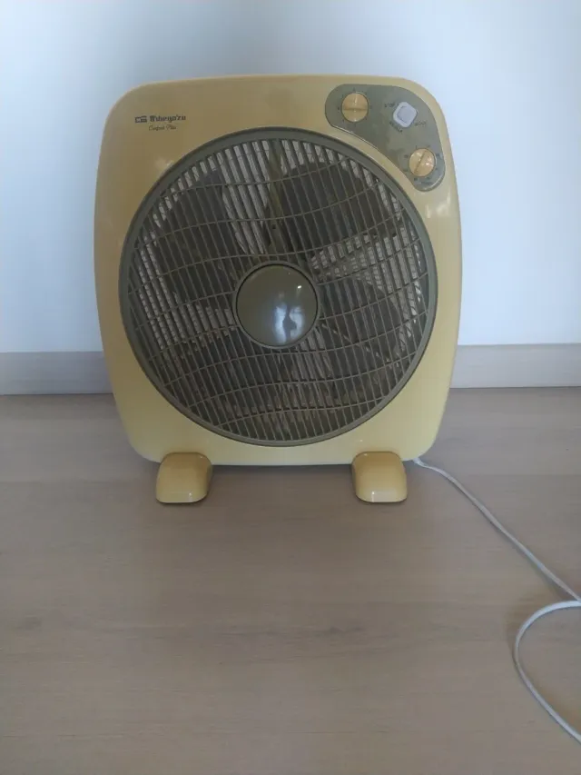 Ventilador sobremesa amarillo