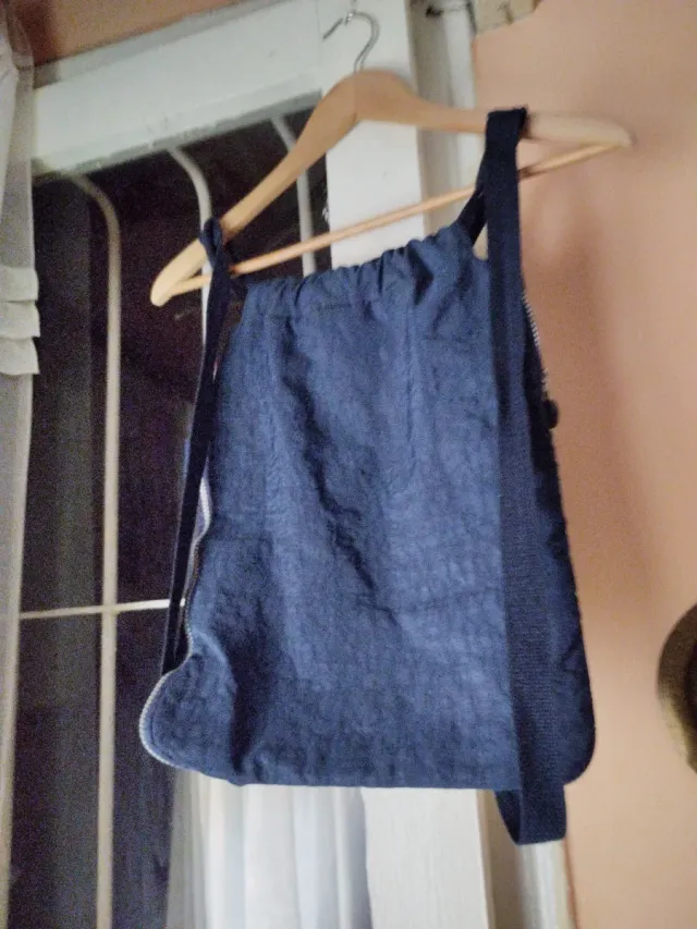 Mochila azul con cremalleras