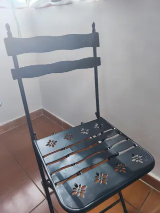 Mesa y 4 sillas de hierro forjado plegables