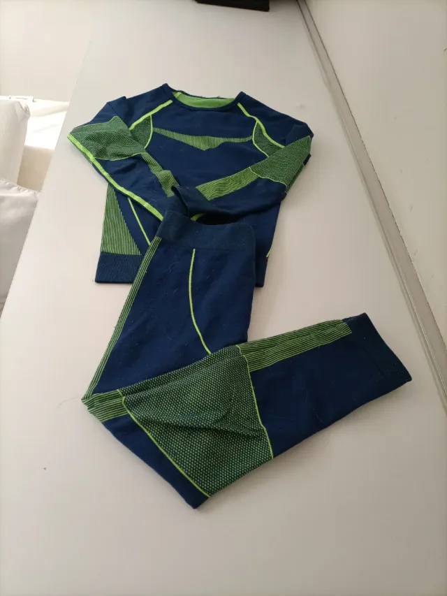 Ropa térmica infantil azul y verde