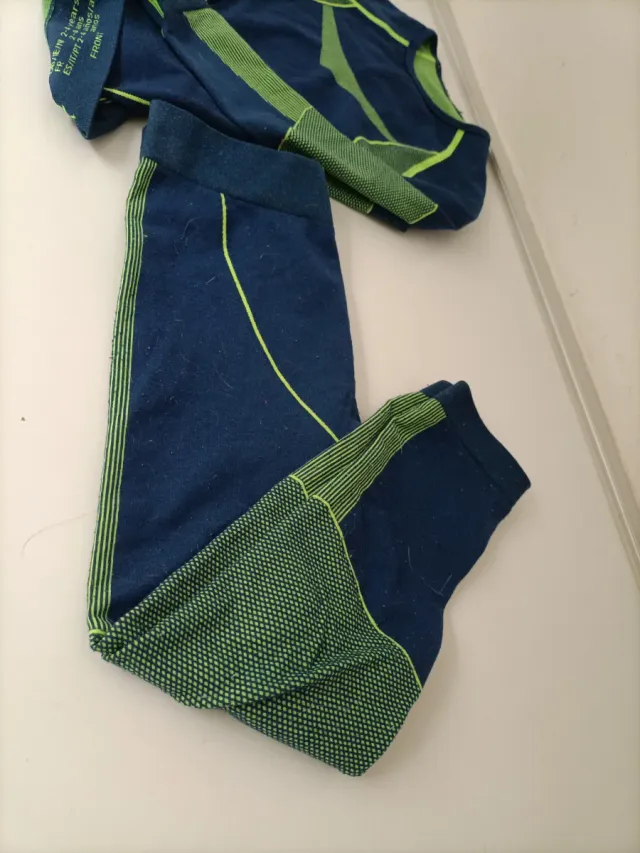 Ropa térmica infantil azul y verde