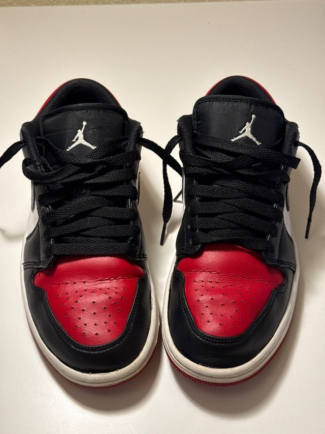 Sneakers Jordan nere e rosse