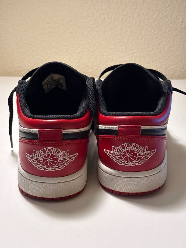 Sneakers Jordan nere e rosse