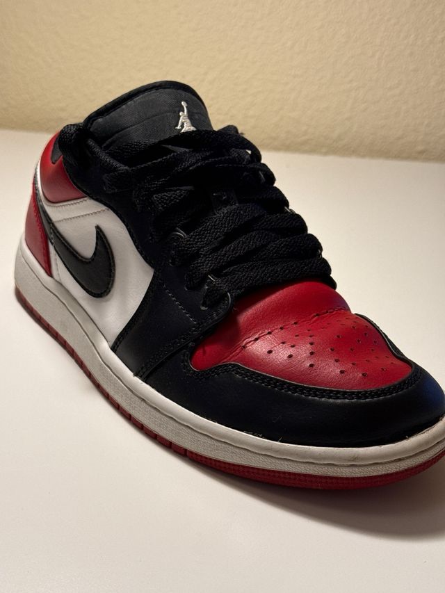 Sneakers Jordan nere e rosse