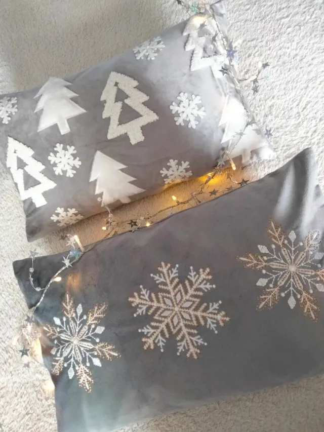 2 unidades de capas de almofada 50x30cm bordadas com motivos natalinos