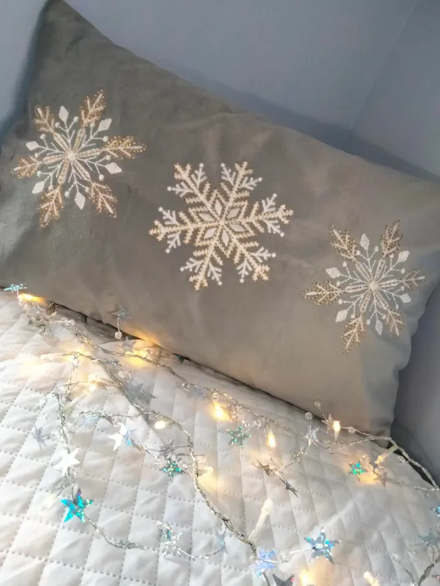 2 unidades de capas de almofada 50x30cm bordadas com motivos natalinos