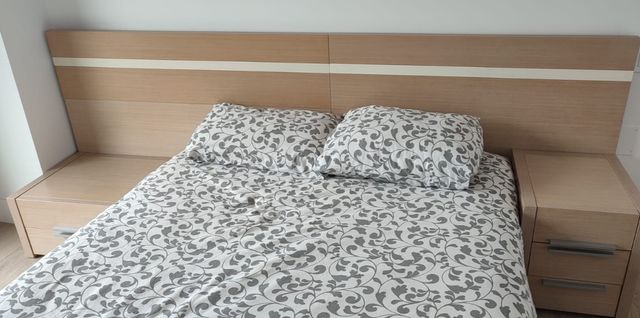 Dormitorio de madera de roble