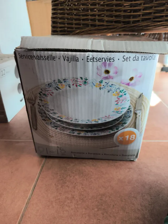 Jogo de Louça de Porcelana com Flores 18 Peças