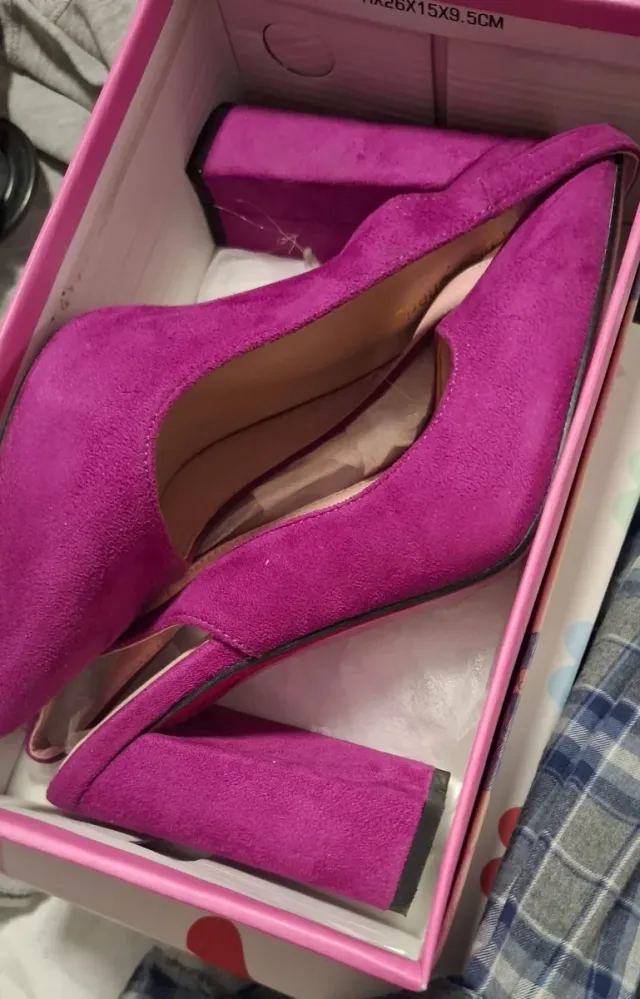 Zapatos de tacón rosa y morado