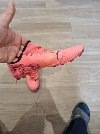 Zapatos de fútbol Puma rosas y negros