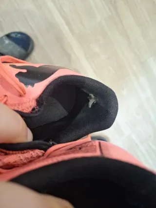 Zapatos de fútbol Puma rosas y negros