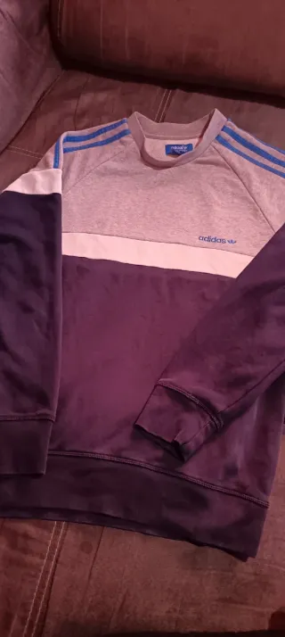 Jersey Adidas deportivo gris y morado