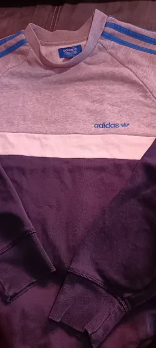 Jersey Adidas deportivo gris y morado