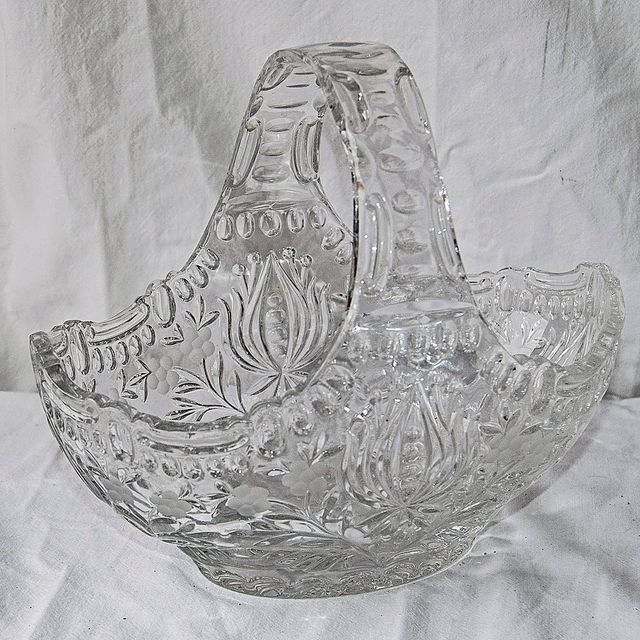Cesto de cristal alemán tallado.