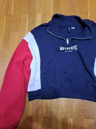 Sudadera corta con cremallera y bloques de color