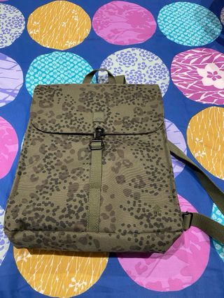 Mochila verde con estampado