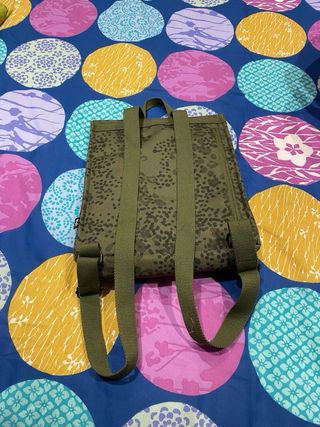 Mochila verde con estampado