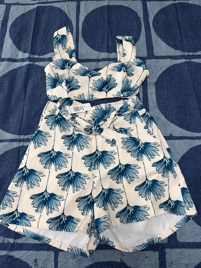 Conjunto floral beige y azul