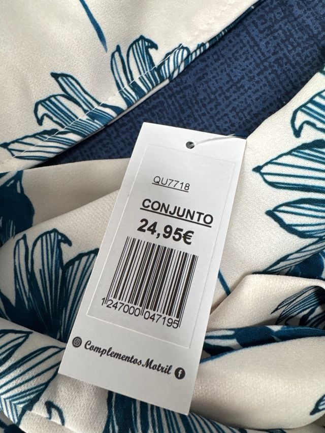 Conjunto floral beige y azul