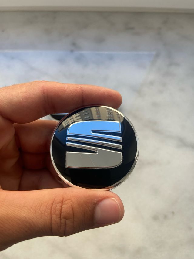 Tapabujes Seat 56mm Negro Plata