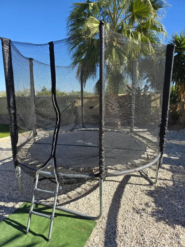 Cama elástica con red de seguridad