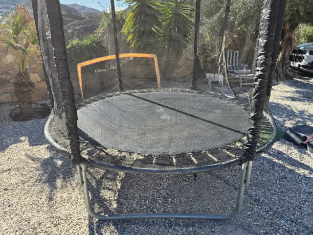 Cama elástica con red de seguridad