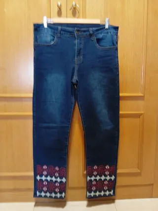 Pantalón vaquero con bordado