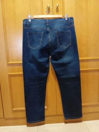 Pantalón vaquero con bordado