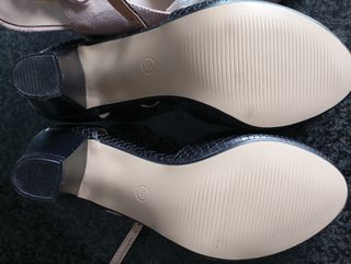 Zapatos salón negros efecto serpiente T.36