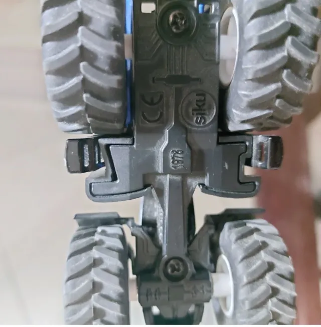 Siku 1978 New Holland T7070 1:50