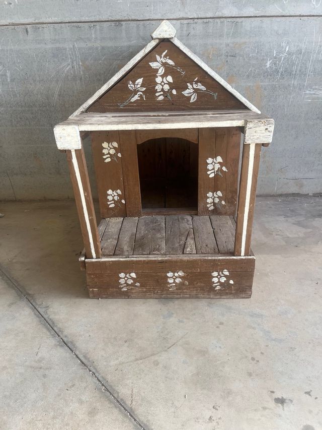 Caseta para perros de madera con flores