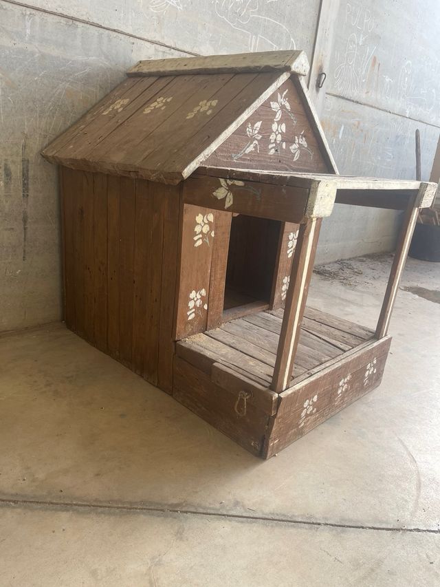 Caseta para perros de madera con flores