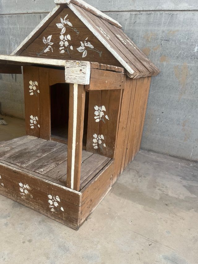 Caseta para perros de madera con flores