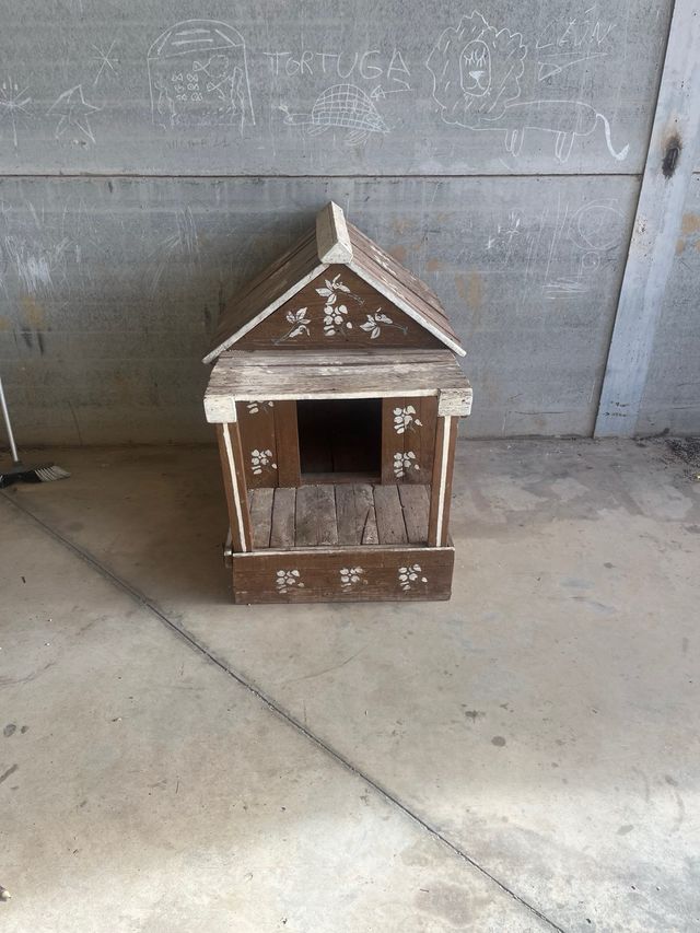 Caseta para perros de madera con flores