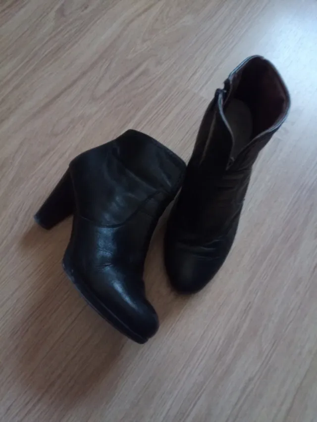 Botines de piel negros