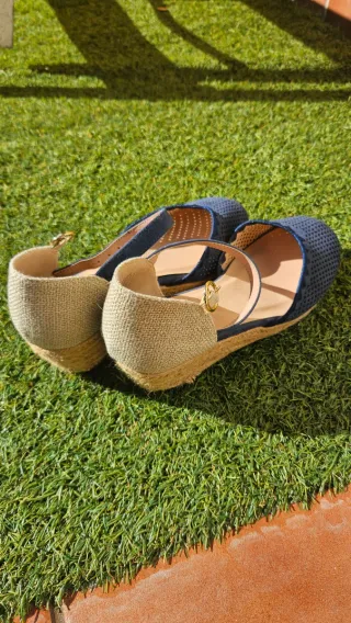 Alpargatas cuña mujer azul y beige