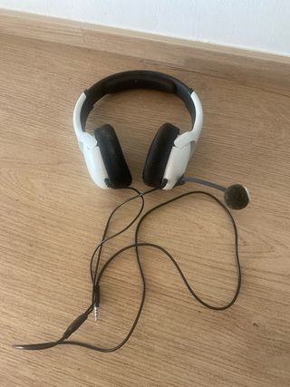 Auriculares blancos y negros con micrófono